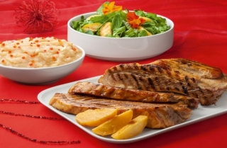 Costillas de cerdo con salsa de naranja, puré de manzana y membrillos confitados